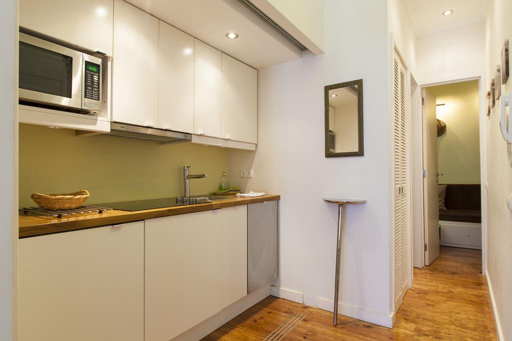 Chic 1-Bed Flat With Balcony, View And Workspace, 5Mins To Santa Justa Lift Lisboa 客房 照片